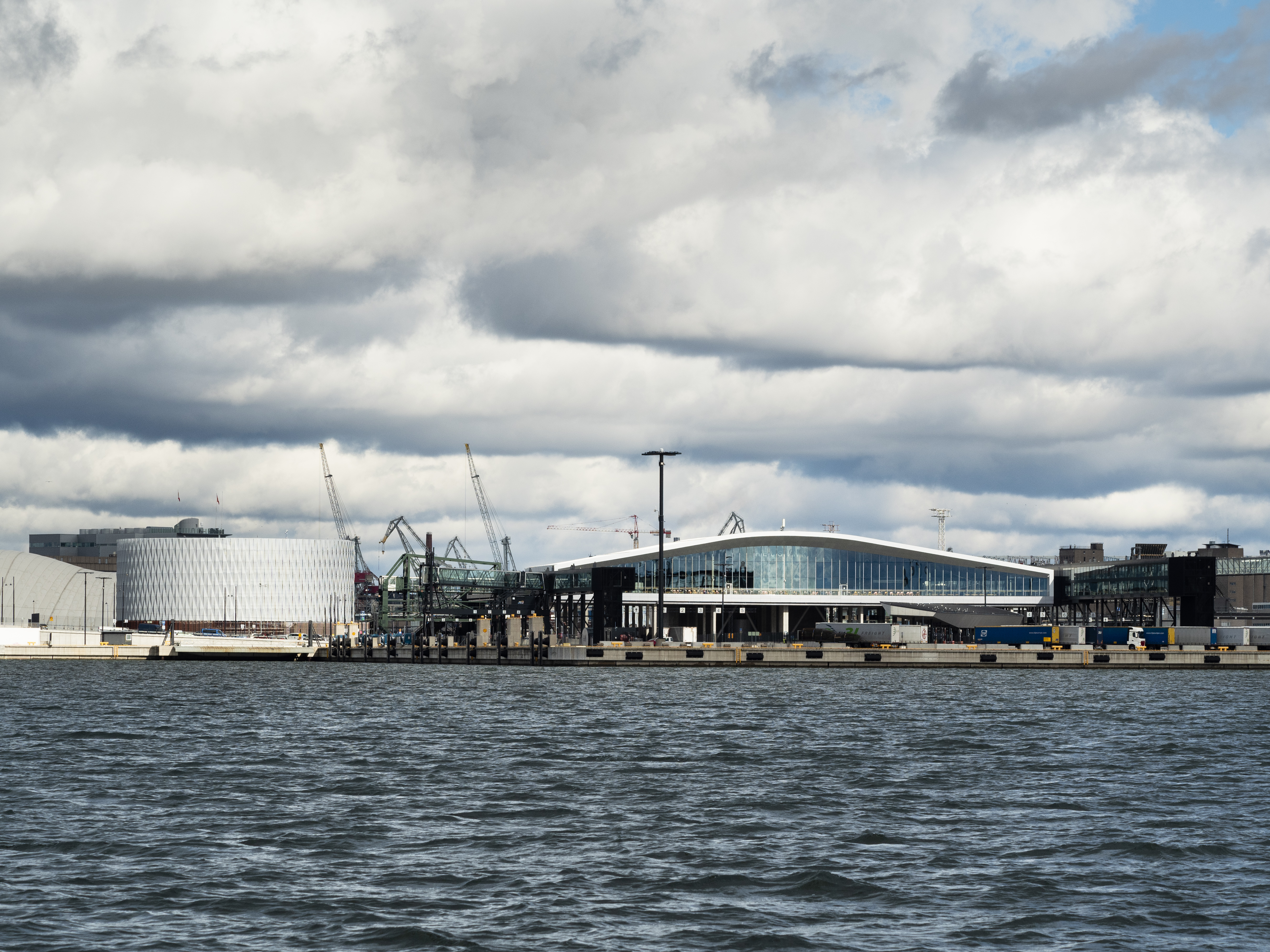 Helsingin Satama mereltä kuvattuna